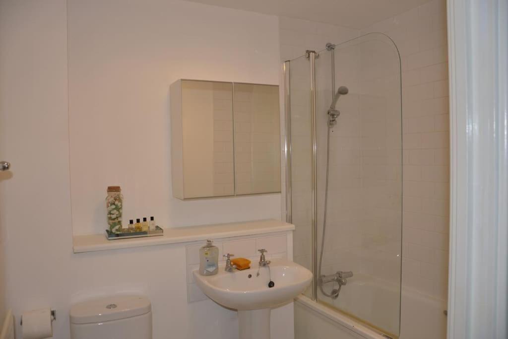 Stunning 2 Bedroom Apt Μίλτον Κέινς Εξωτερικό φωτογραφία